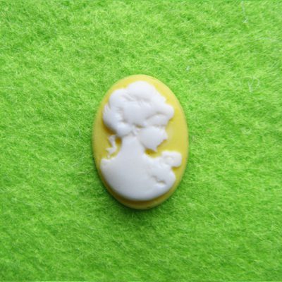 Kamee valge daam kollasel taustal/18x13mm