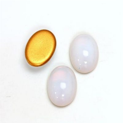 Valge opaali läikeline kamee/18x13mm